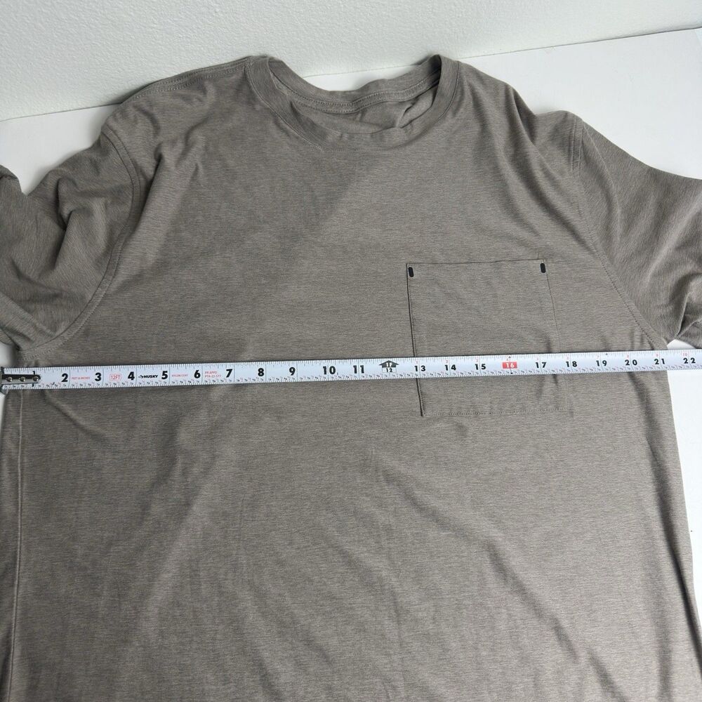 Vuori Short Sleeve Strato Pocket Tee Sz Medium Relaxed Fit Taupe Heather Stretch - Picture 8 of 10